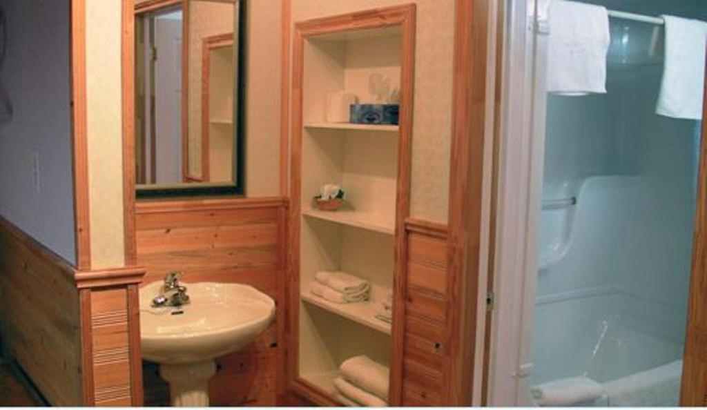 Dockside Motel St. Barbe Ngoại thất bức ảnh
